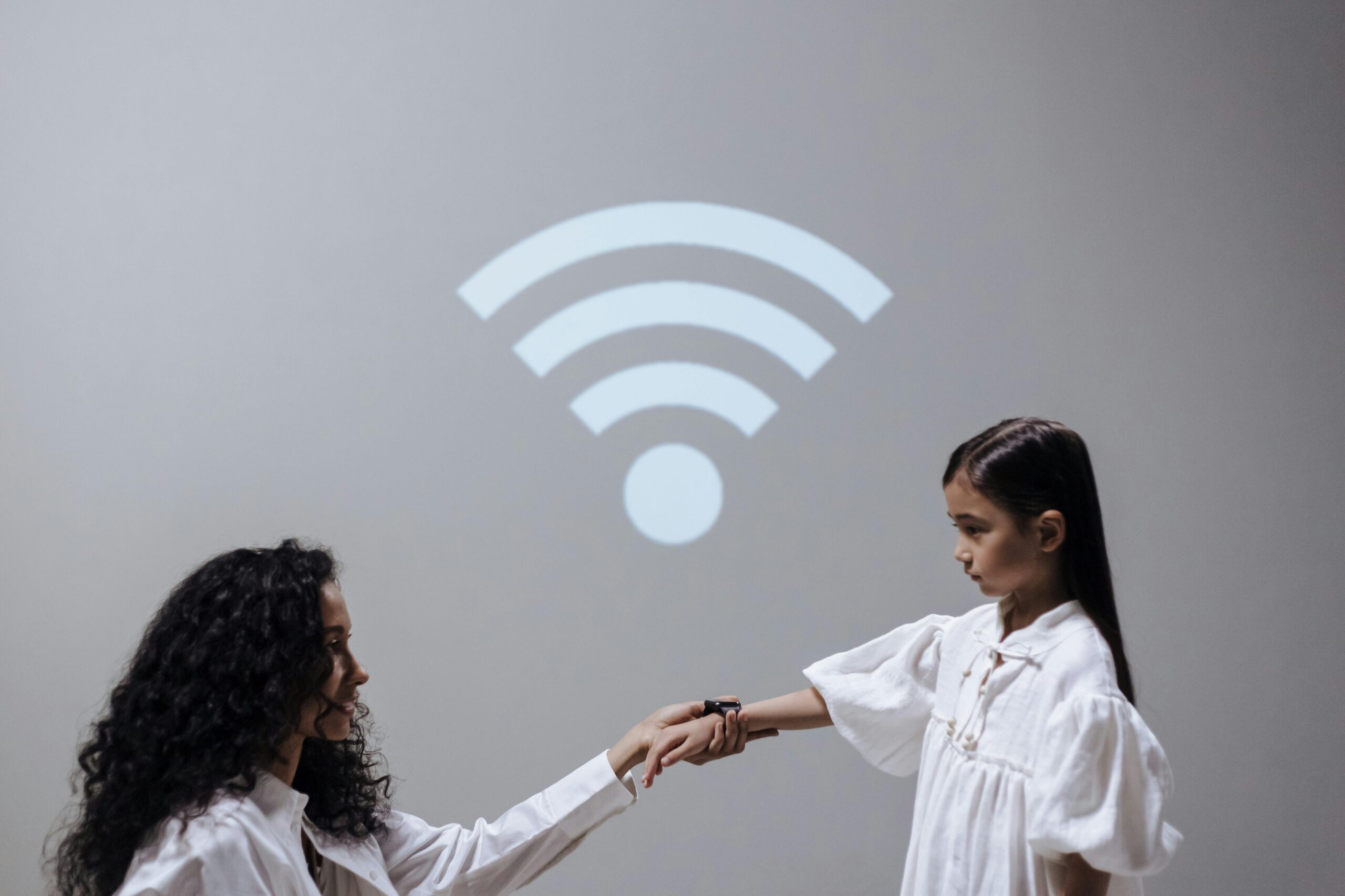 O Wi-Fi, que começou como um projeto científico e militar, agora é um pilar da sociedade moderna, refletindo o impacto duradouro da inovação tecnológica na vida cotidiana.